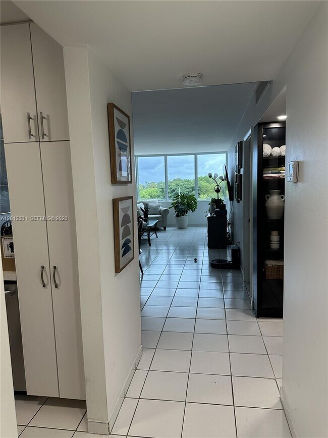 Foto del edificio - 8233 Harding Ave