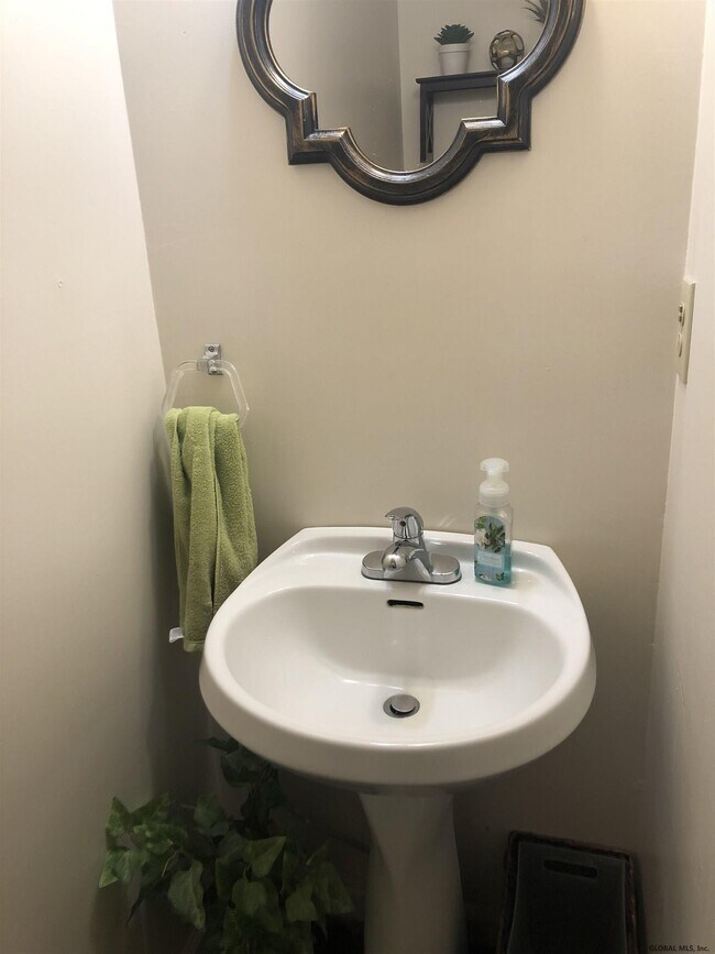 Building Photo - 335 Hudson Ave