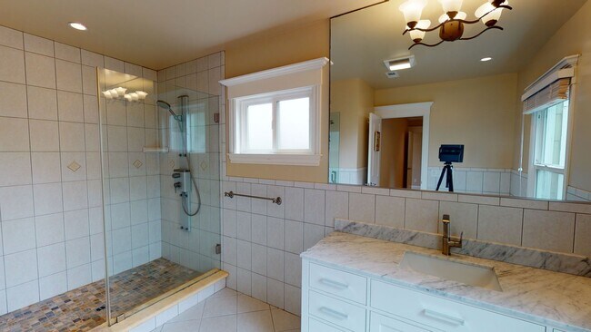 Building Photo - OUTER SUNSET - 3 Bedroom/ 2 Bathroom Flat