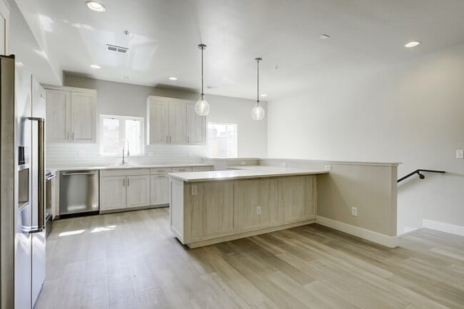 Building Photo - Prime Luxury Townhouse with Rooftop Deck Tennyson District Highlands!