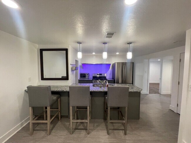 Foto del edificio - 2356 Tyler Ave