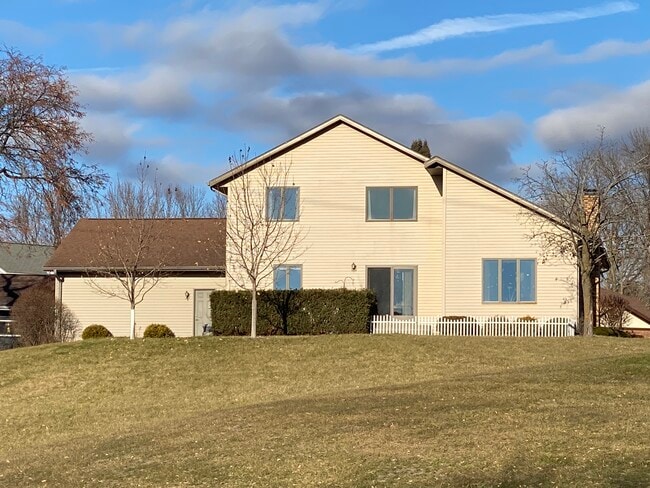 Building Photo - 150 Fairway Ct