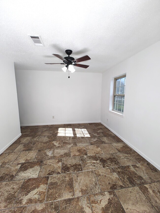 Building Photo - 5585 Scenic Dr