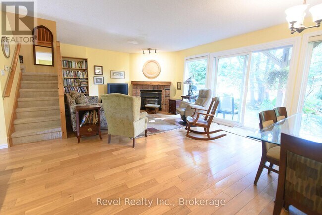 Photo du bâtiment - 145 Fairway Crescent