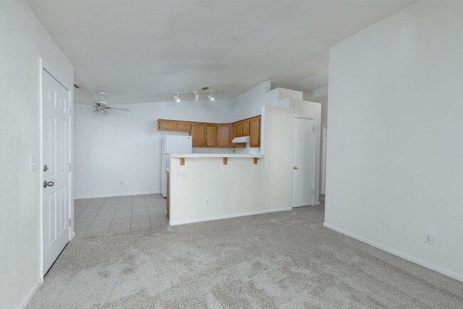 Foto del edificio - Refurbished upstairs two bedroom in well maintained East side gated complex