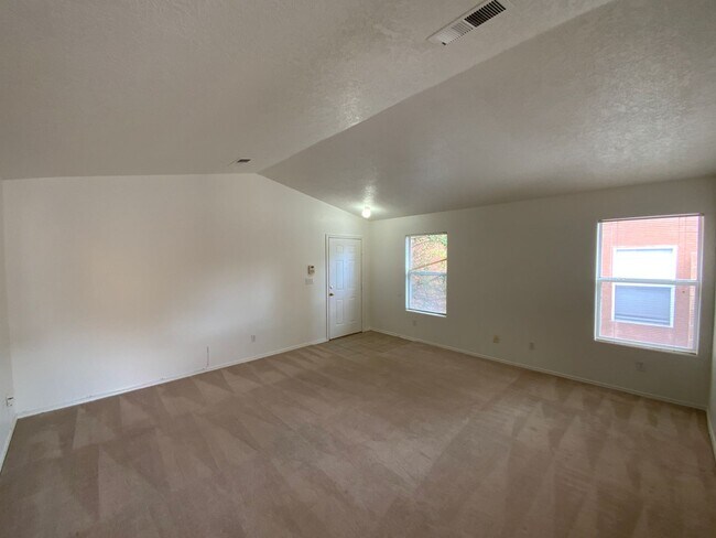 Foto del edificio - 3 Bedroom Single Story Home Available Near...