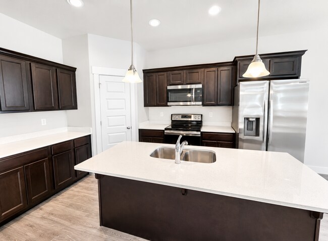 Foto del edificio - Beautiful 3-Bedroom Townhome in Lehi – Community Pool, Pickleball & More!