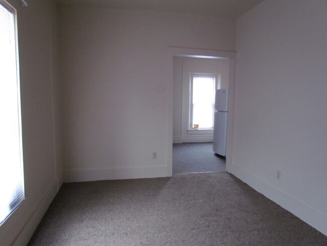 Building Photo - 327 E Cherry St