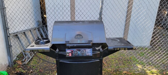Large Gas BBQ - 6002 5th Ave