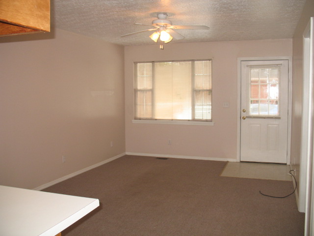 Living Room - 205-206 6th Ave NE