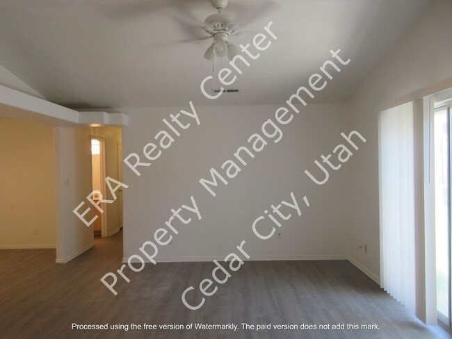 Building Photo - **Move-In Bonus!** 3 bed, 2 bath Twin Home