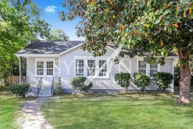 Building Photo - The living is easy in this 3 bedroom, 1 ba...