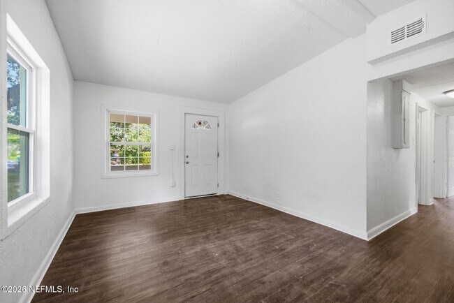 Foto del edificio - 5846 Abelia Rd