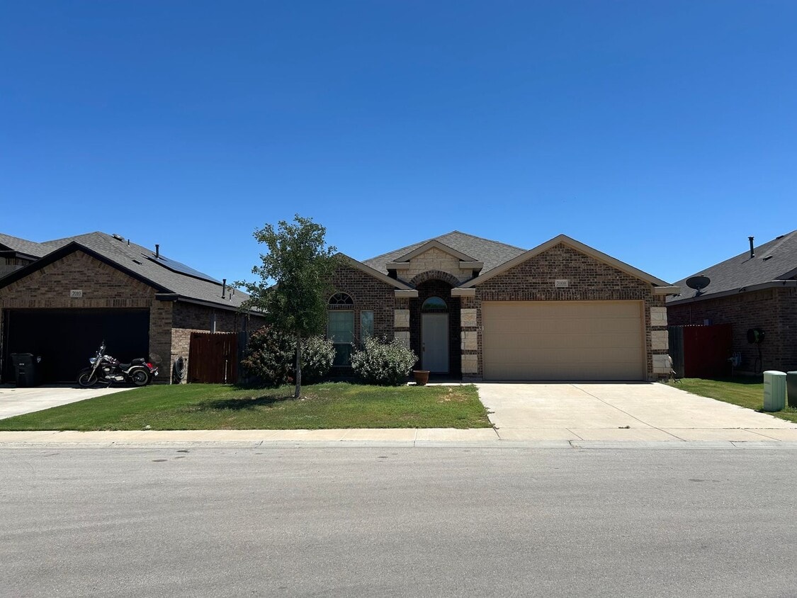 Primary Photo - Beautiful 3-Bedroom Home with Den and Fire...