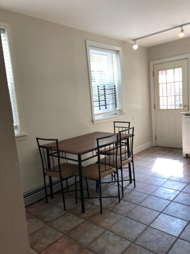 Comer en la cocina - 412 N 31st St