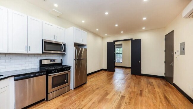 Building Photo - Spacious 4-Bedroom Apartment Perfect for F...