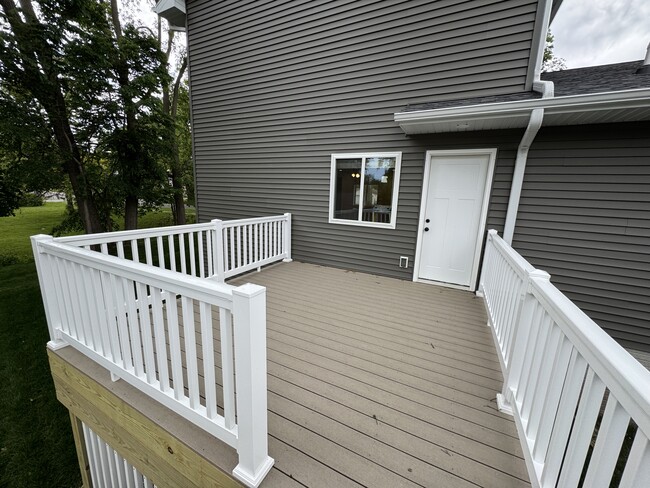 Building Photo - 608 College St