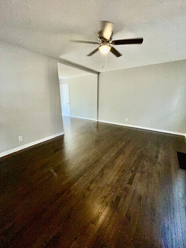 Foto del edificio - Coming Soon: Updated 4-Bedroom Bungalow wi...