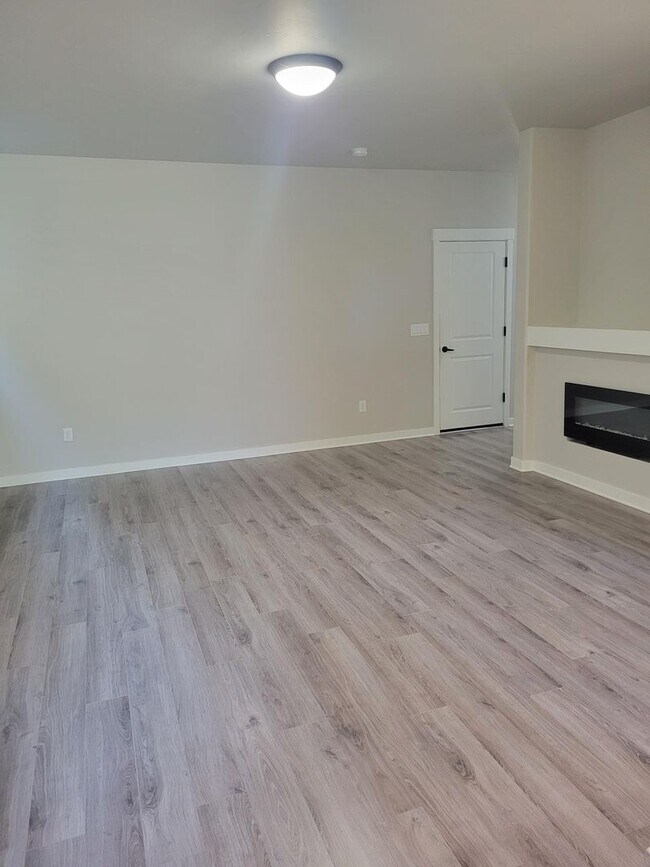 Building Photo - Contemporary 3-Bedroom with Loft & Luxe Ki...
