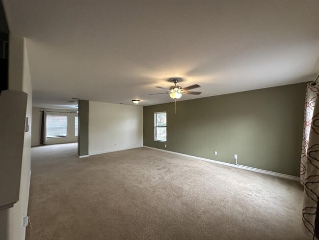 Building Photo - "Spacious 4-Bed, 3-Bath Haven close to L 3...