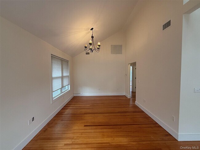 Foto del edificio - 17 Lakeland Ave