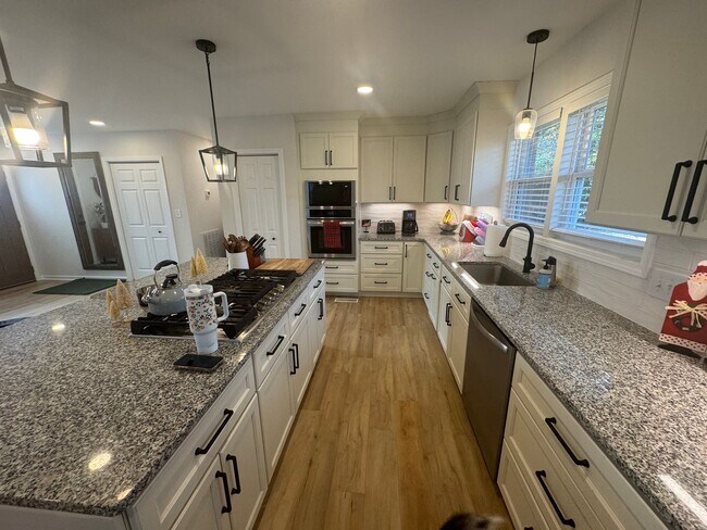 Building Photo - Cute, Renovated, 3BR/2BA Ranch.  Large Fully Fenced Backyard