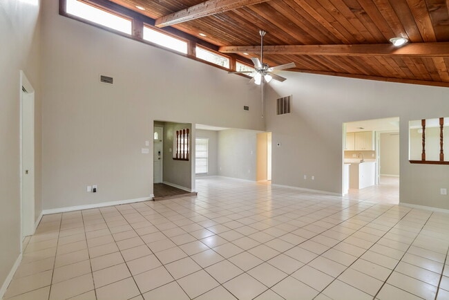Foto del edificio - 548 Matilda Pl
