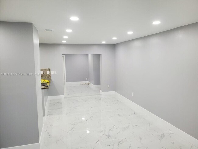 Building Photo - 104 SW 96th Ave