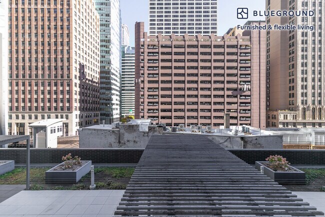 Foto del edificio - 215 W Lake St