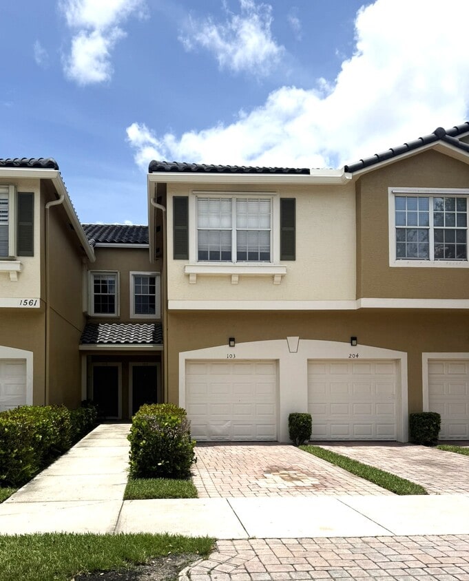 Primary Photo - 1561 SE Hampshire Way