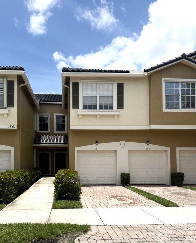 Building Photo - 1561 SE Hampshire Way
