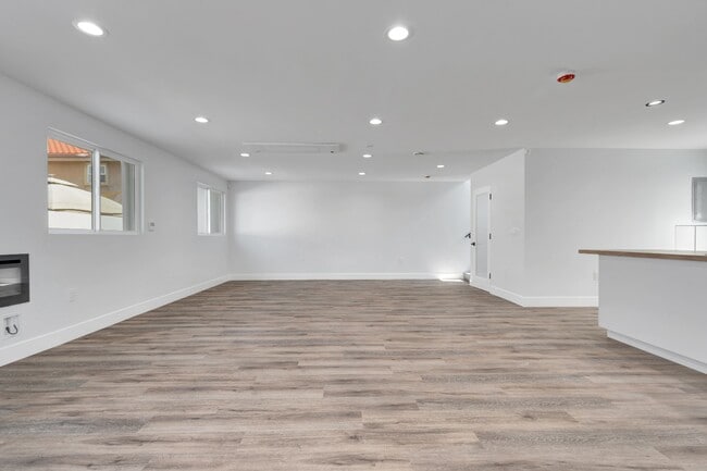 Building Photo - Spacious 3BR NoHo Home w/ Luxury European Finishes