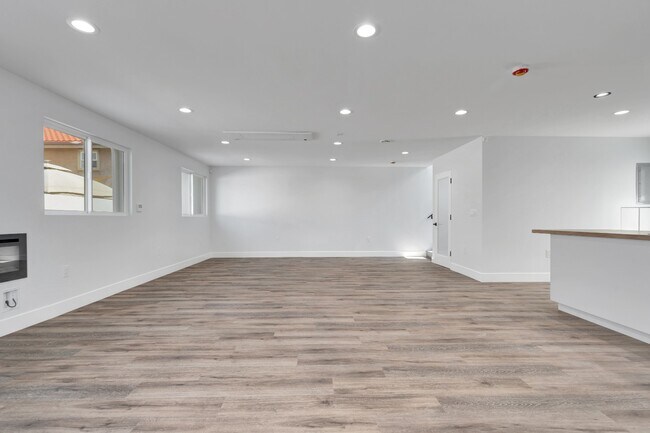 Foto del edificio - Spacious 3BR NoHo Home w/ Luxury European Finishes