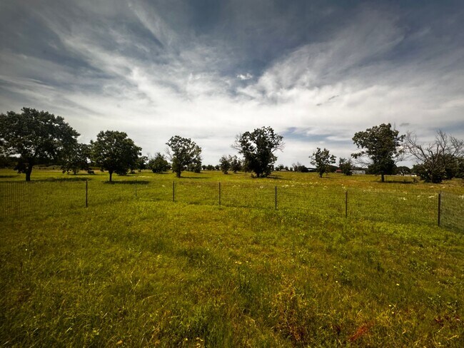 Foto del edificio - CABIN - Brock ISD - HORSES WELCOME