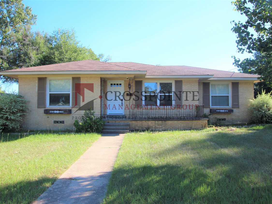 Primary Photo - Updated 3 bedroom 2 bath near TJC! Tour To...