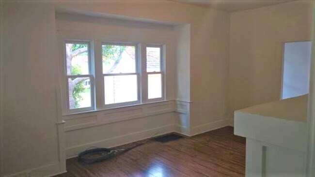 Building Photo - 7 bed 2Bath, Clean Home Across from Oregon...