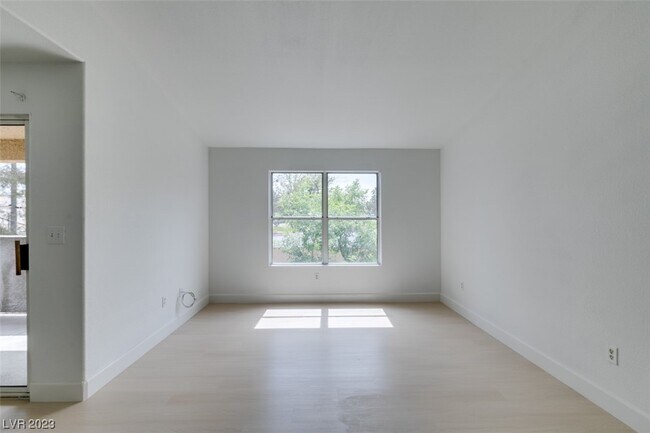 Foto del edificio - 2300 E Silverado Ranch Blvd
