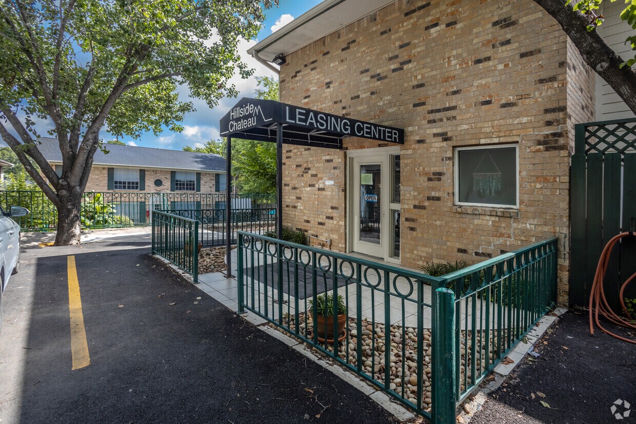 Hillside Chateau Apartments - 1420 14th St Huntsville, TX