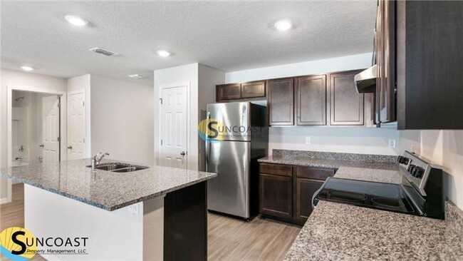 Building Photo - Luxurious & Cozy 2/2 Ready in Pine Lakes!