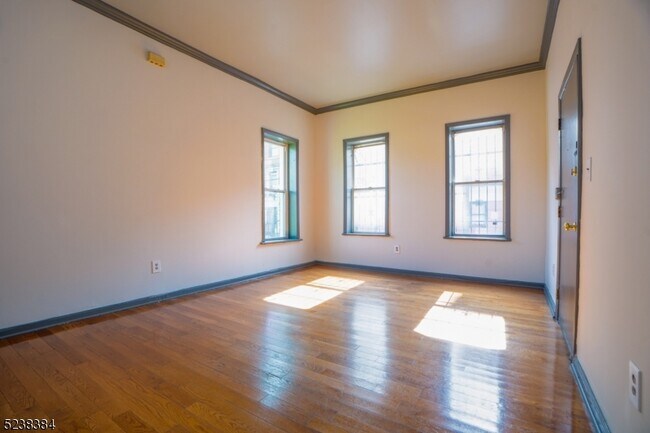 Building Photo - 33 Burnet St