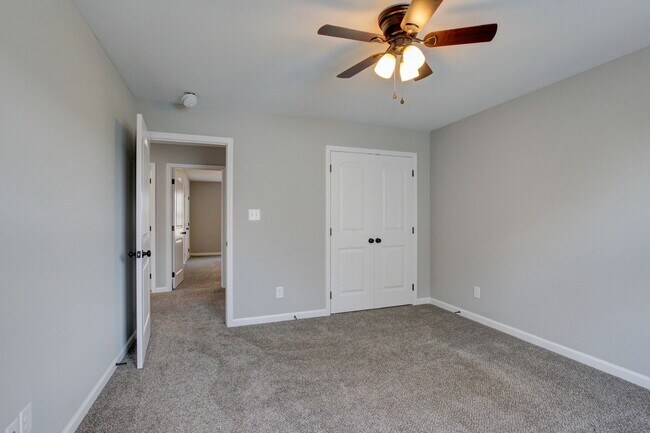 Building Photo - Sharp 4 bedroom HUGE house off exit 1 of I 24