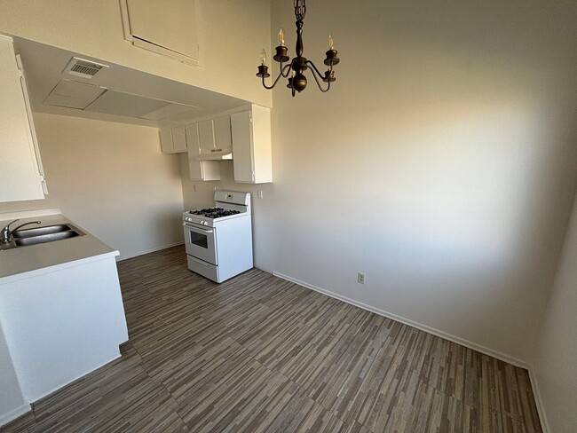 Foto del edificio - Modern and Spacious 3-Bedroom Townhome in ...