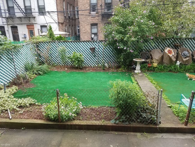 Foto del edificio - 3 br, 1 bath  - 6127 Madison St Apt 1L