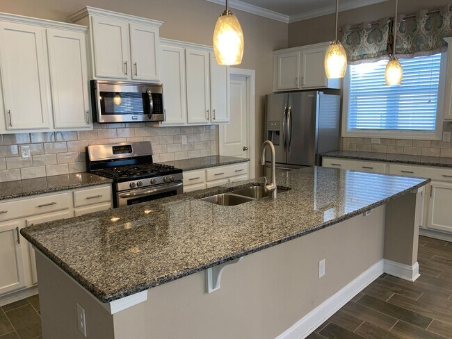 Building Photo - Three-Bedroom, Two-Bath, 1,700 sq ft Home,...