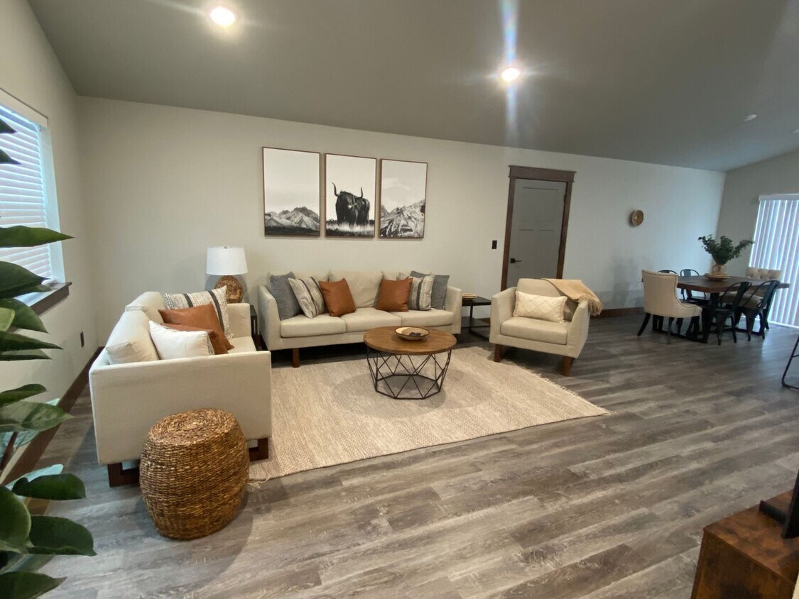 Foto principal - New 3 bed 2 bath