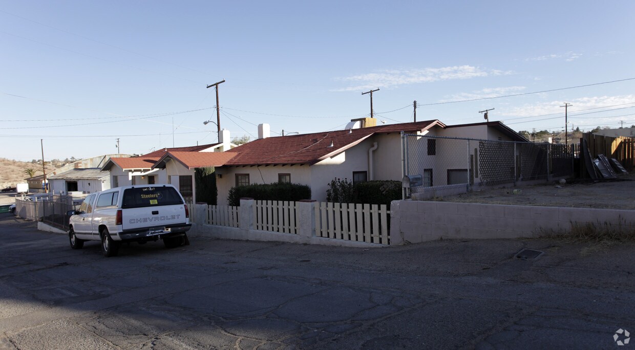 Primary Photo - 108-112 W White St