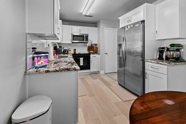 Building Photo - Beautifully Renovated 3 Bedroom 1 Bath Hom...