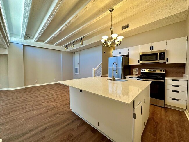 Building Photo - 5914 Lago Vista Way