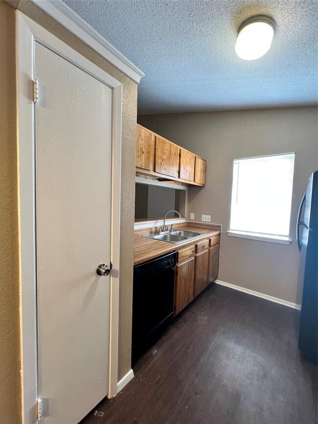 Building Photo - 9706 Eastwend Dr