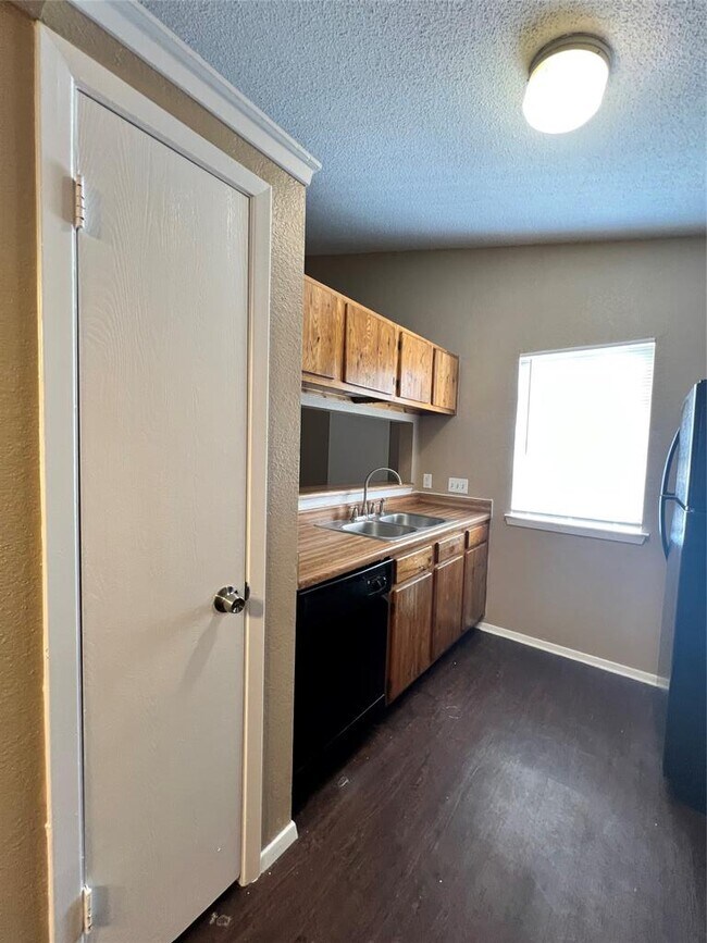 Foto del edificio - 9706 Eastwend Dr